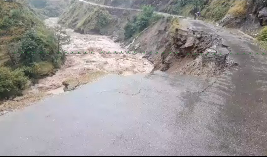 डडेल्धुरा–डोटी जोड्ने केआई सिंह राजमार्गको १०० मिटर सडक भाँसियो